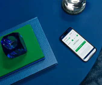 Skrivbord med Telefon och papper